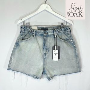 NWT LEVI’S Women’s High Rise Cinched Tab Short 28